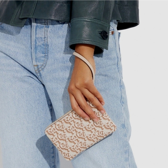 🔹️Coach🔹️ Leather Corner Zip Wristlet Monogram  - Chalk Ivory w/Gold ✨️ - Picture 1 of 5